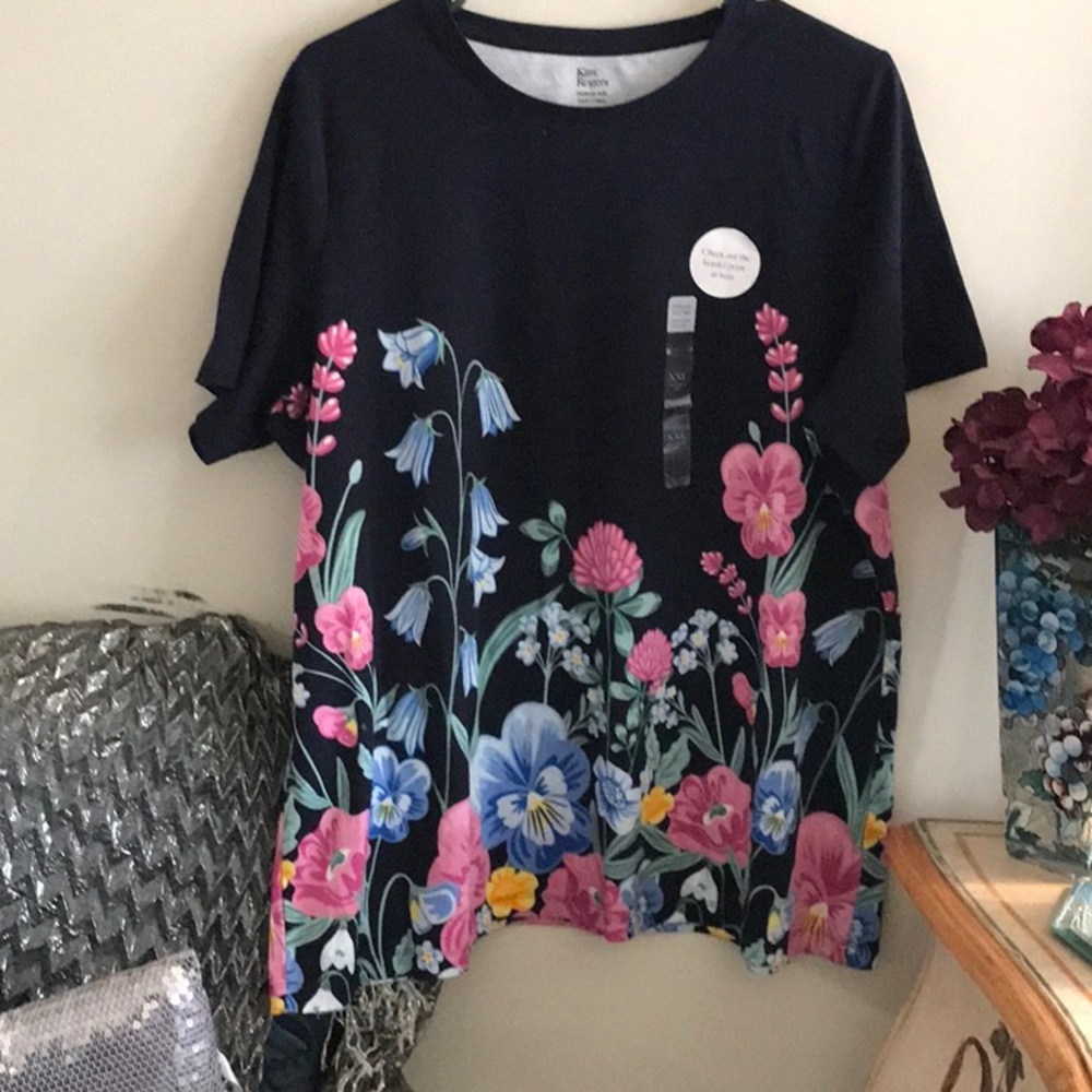 You will get 2 nd glances in this lovely navy blue and floral top!  Size XXL